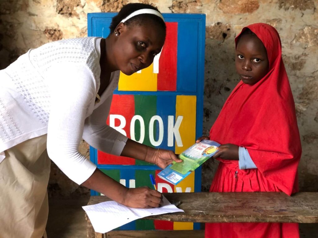 Kenia is een land van verhalen vertellen - niet van lezen. Uit onderzoek is gebleken dat een groot deel van de Keniaanse kinderen in groep 5 van de basisschool vrijwel niet kan lezen. We willen kinderen spelenderwijs leren dat lezen leuk is.