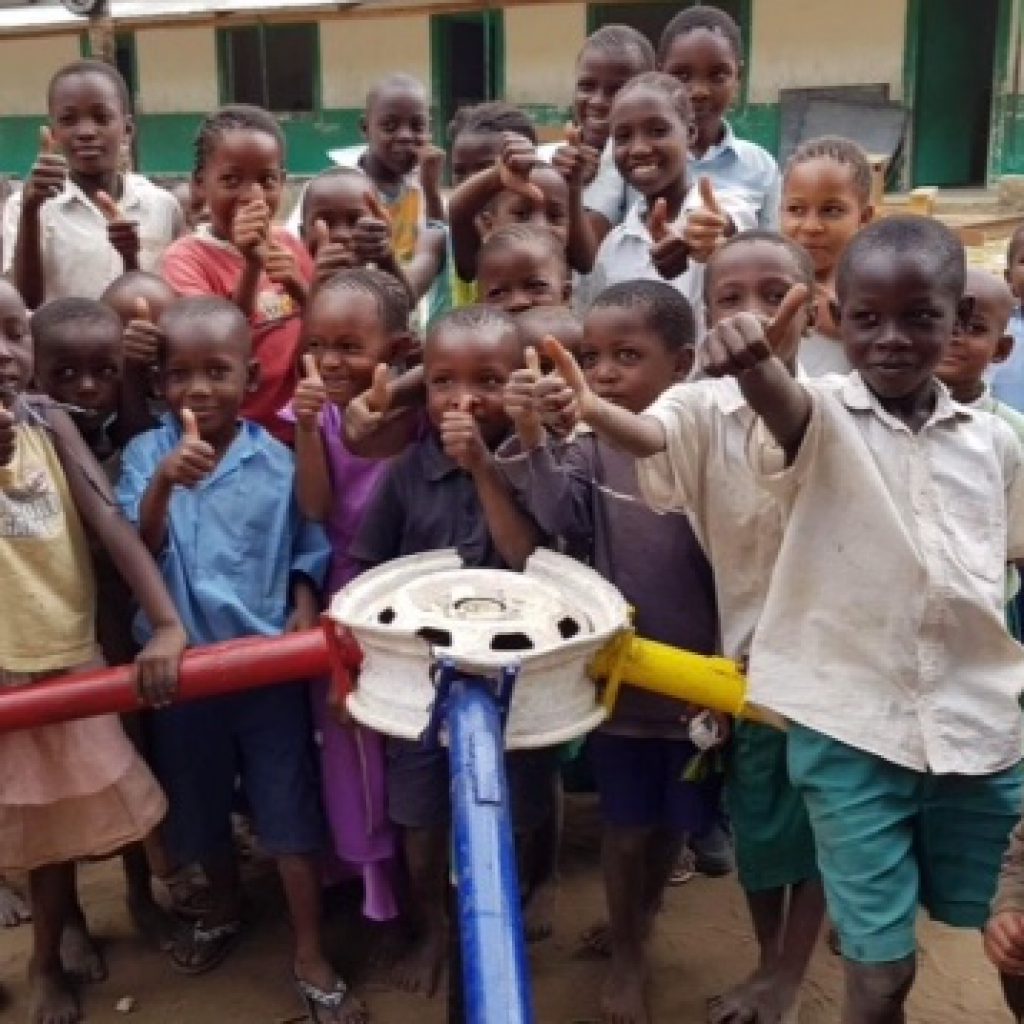 Dolblij waren ze met hun nieuwe speeltoestellen, de 150 leerlingen van de Green Croft Rescue School in Mtwapa!