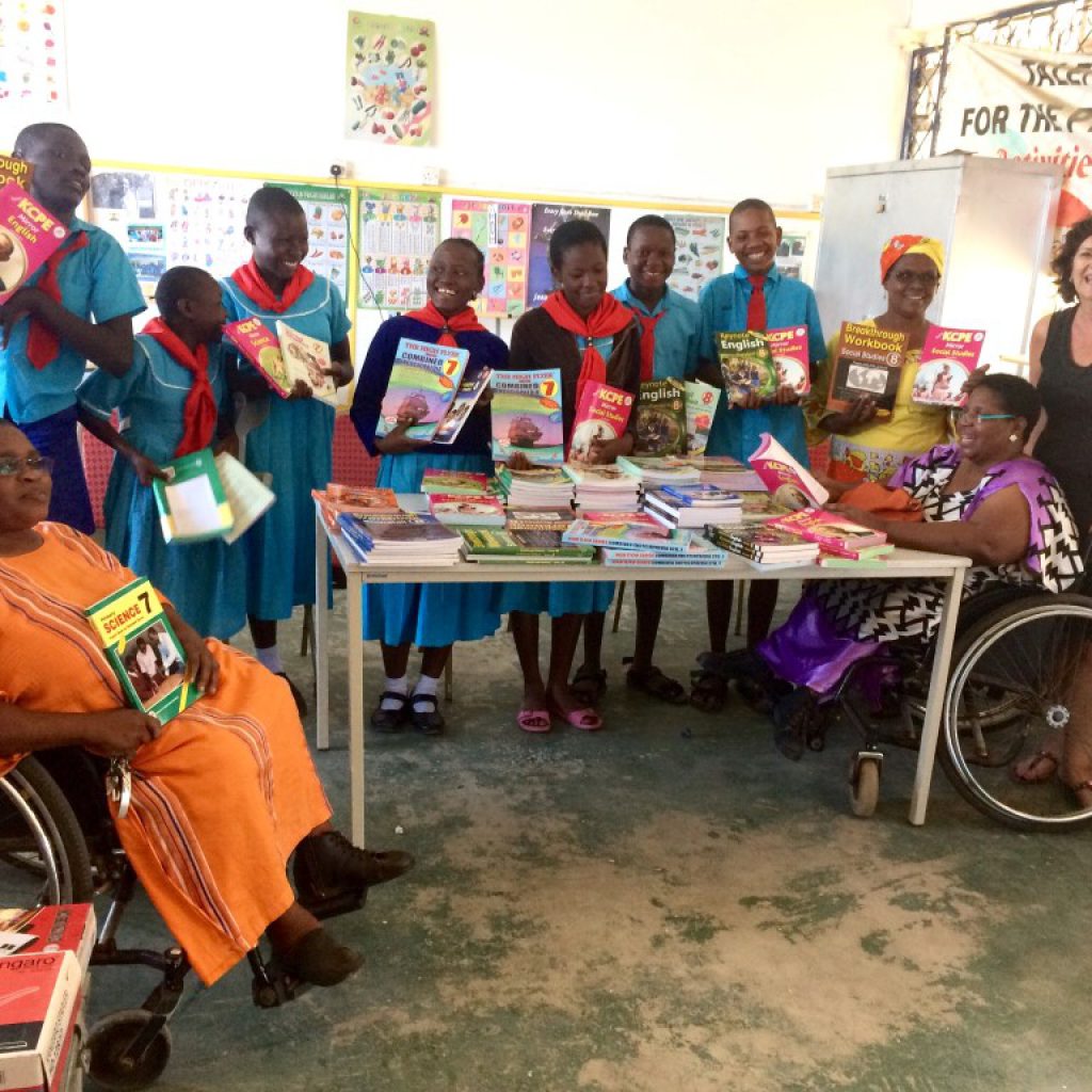 Al sinds 2010 steunen wij de Port Reitz Primary School for the handicapped children in Mombasa. Onlangs kochten we voor deze school een flink aantal boeken voor klas 7 en 8.