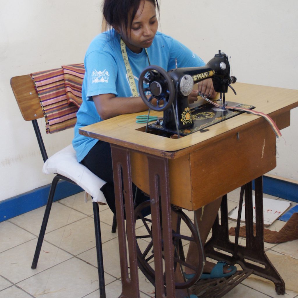On the grounds of Kenya Girl Scouts Association in Shanzu is a sewing school for handicapped girls. The girls live independently on the premises and learn how to sew and make jewelry. When they have completed the training, they can usually continue to work there and earn a small income.