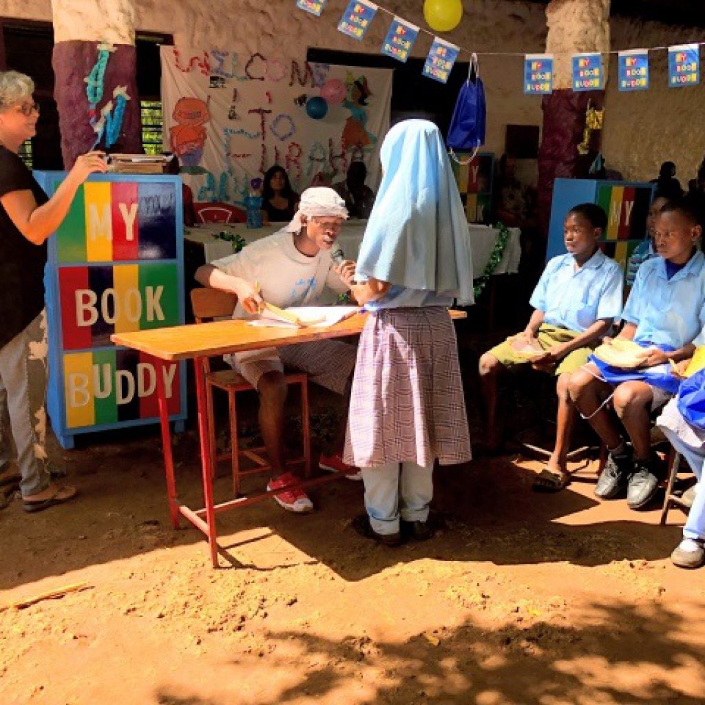 We zijn ongelooflijk trots dat we samen met My Book Buddy alweer de derde school in de Keniaanse regio Mombasa van goed gevulde boekenkasten mochten voorzien! Dit keer was het de beurt aan de New Furaha Primary School in Kikambala. Een school met ruim 300 leerlingen, in een heel arm gebied van Kilifi.