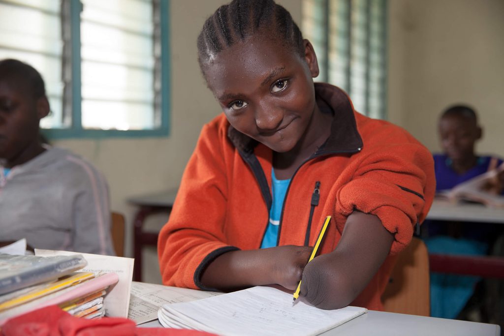 Een van onze speerpunten is educatie. Want wij zijn ervan overtuigd dat je mensen alleen vooruit kunt helpen met goed onderwijs. In Kenia is dat nog steeds niet voor iedereen weggelegd. Daarom ondersteunen wij de Port Reitz School for the Physically Handicapped.