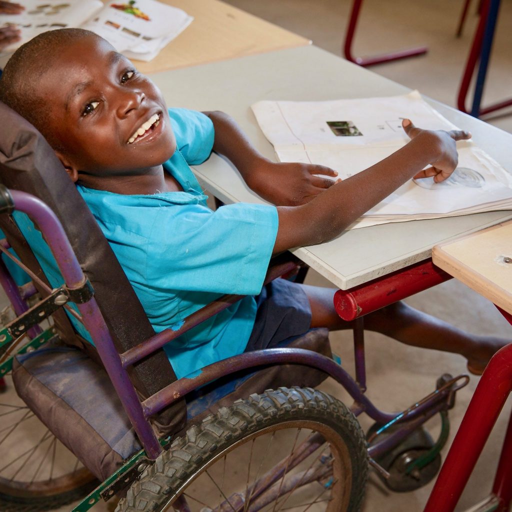 Een van onze speerpunten is educatie. Want wij zijn ervan overtuigd dat je mensen alleen vooruit kunt helpen met goed onderwijs. In Kenia is dat nog steeds niet voor iedereen weggelegd. Daarom ondersteunen wij de Port Reitz School for the Physically Handicapped.